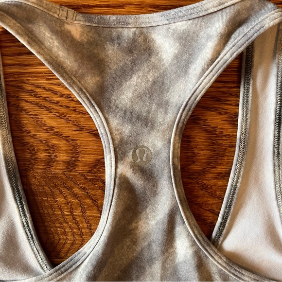 Lululemon Gray Chevron Patterned Cool Racerback Short Tank Top Nulu Workout SZ 4 - Picture 6 of 9